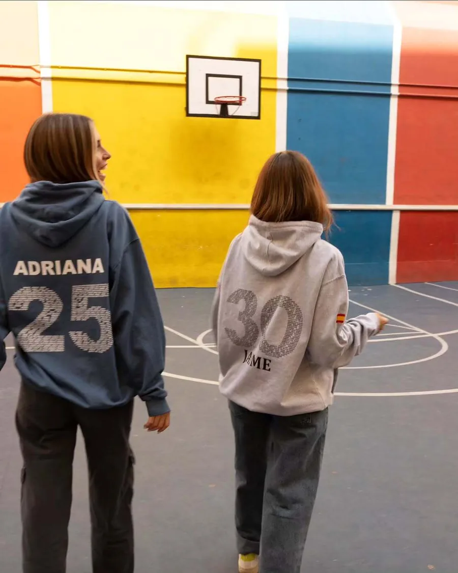 Estudiantes con nombres y números personalizados en la espalda